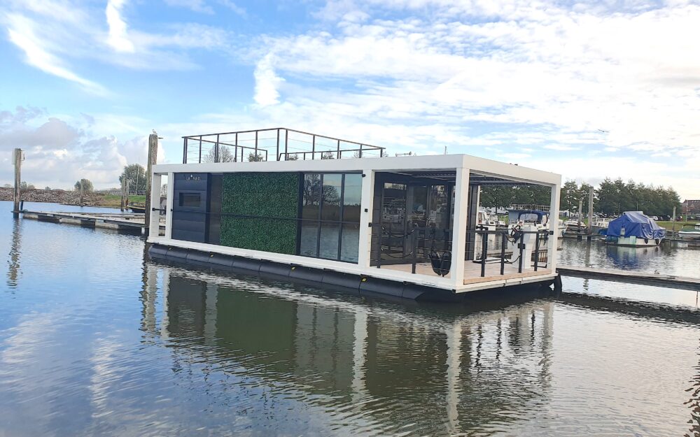 Modern 15 houseboat