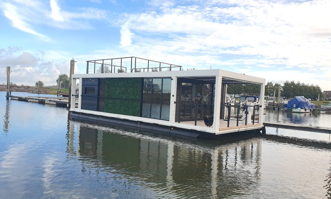 Modern 15 houseboat