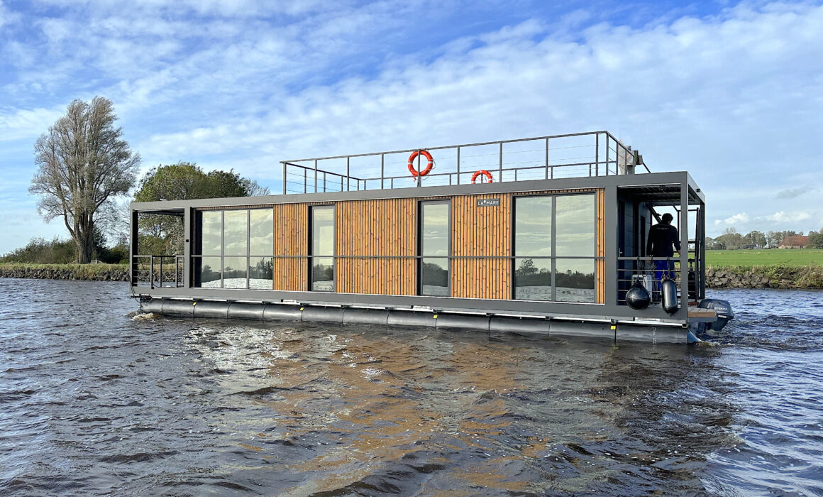 Modern 15 houseboat